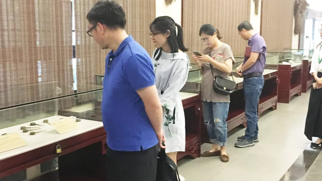 壯麗70年 · 講好江蘇藥品安全故事 | 江蘇省藥監(jiān)局領(lǐng)導(dǎo)及各大媒體一行來(lái)到李良濟(jì)參觀采訪(fǎng)(圖4)
