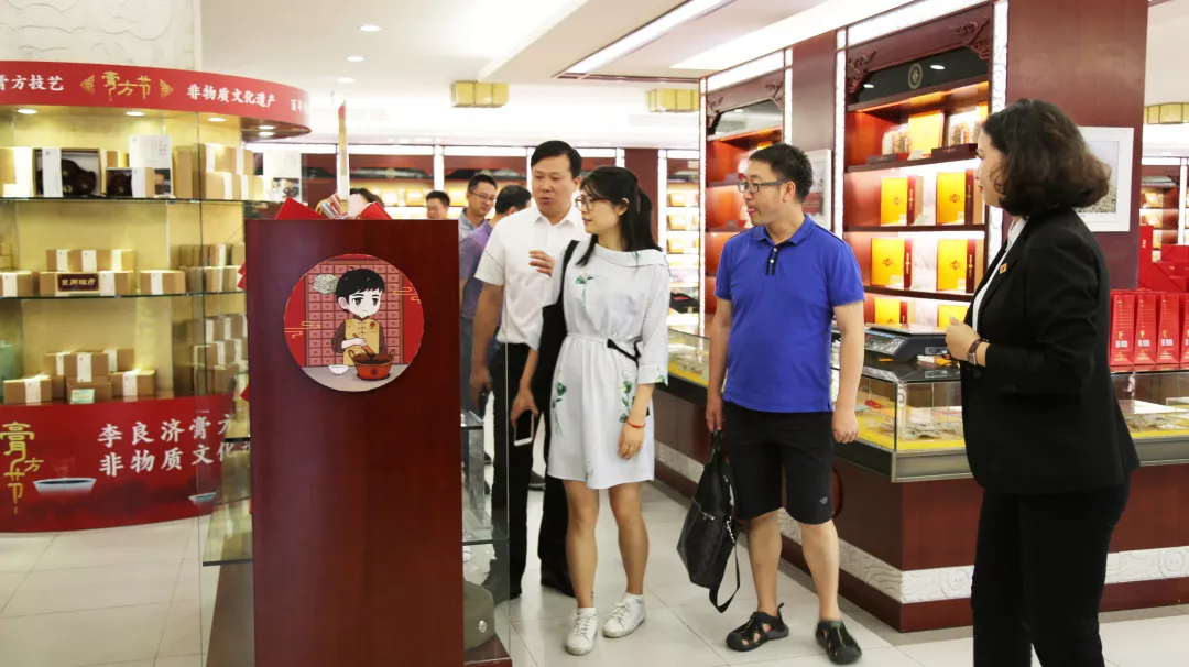 壯麗70年 · 講好江蘇藥品安全故事 | 江蘇省藥監(jiān)局領(lǐng)導(dǎo)及各大媒體一行來(lái)到李良濟(jì)參觀采訪(fǎng)(圖5)