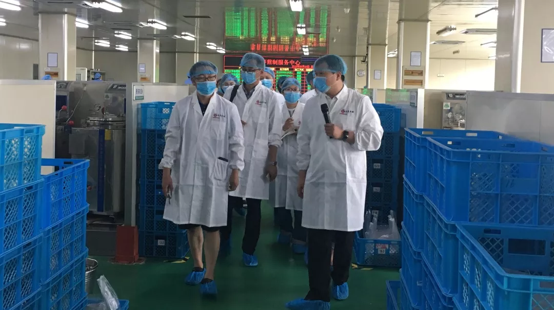 壯麗70年 · 講好江蘇藥品安全故事 | 江蘇省藥監(jiān)局領(lǐng)導(dǎo)及各大媒體一行來(lái)到李良濟(jì)參觀采訪(fǎng)(圖6)