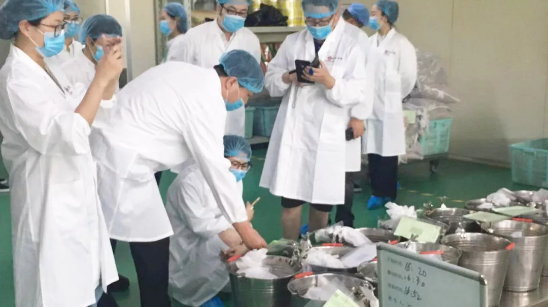 壯麗70年 · 講好江蘇藥品安全故事 | 江蘇省藥監(jiān)局領(lǐng)導(dǎo)及各大媒體一行來(lái)到李良濟(jì)參觀采訪(fǎng)(圖8)