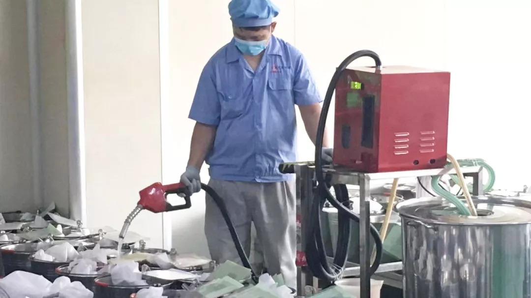 壯麗70年 · 講好江蘇藥品安全故事 | 江蘇省藥監(jiān)局領(lǐng)導(dǎo)及各大媒體一行來(lái)到李良濟(jì)參觀采訪(fǎng)(圖10)