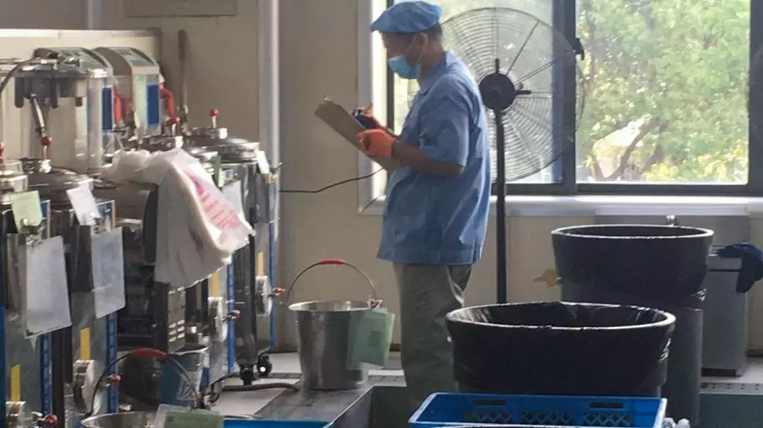 壯麗70年 · 講好江蘇藥品安全故事 | 江蘇省藥監(jiān)局領(lǐng)導(dǎo)及各大媒體一行來(lái)到李良濟(jì)參觀采訪(fǎng)(圖13)
